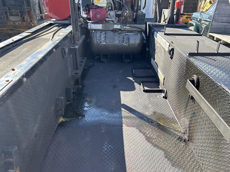 2017-peterbilt-337-image-50