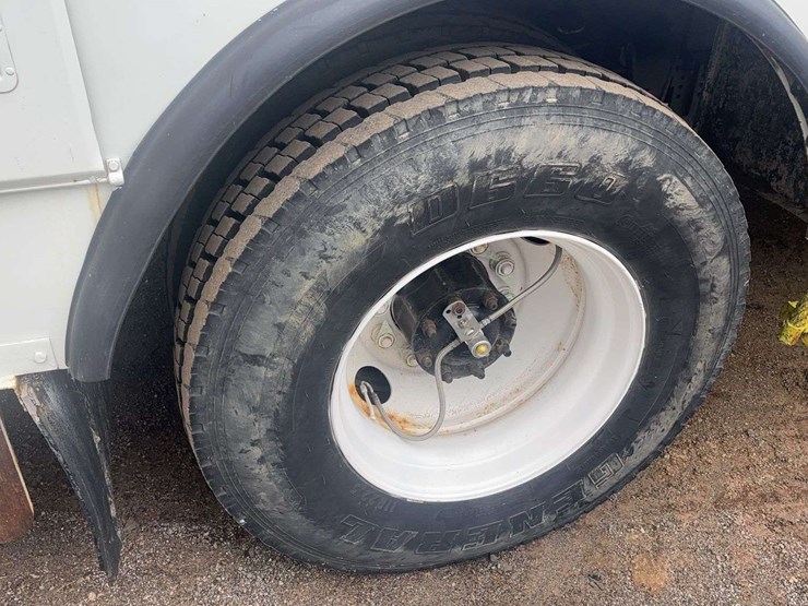 1999-freightliner-fl70-image-11