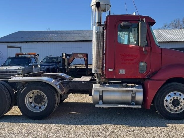 2004-freightliner-columbia-120-image-4
