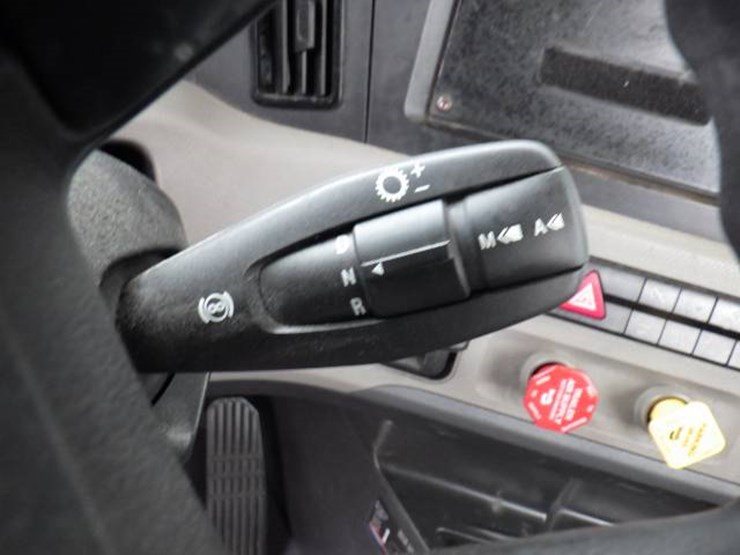 2018-freightliner-cascadia-126-image-17