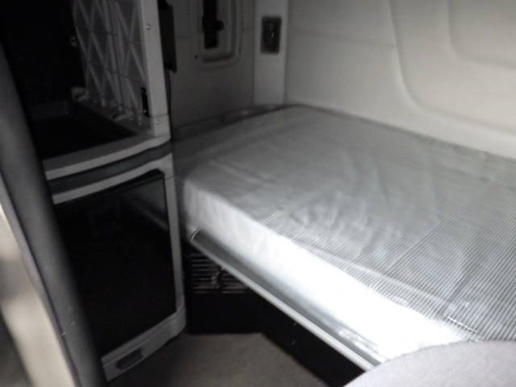 peterbilt-579-image-25