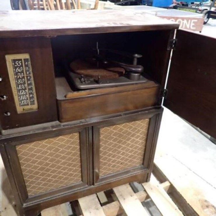 Antique 25 In. x 32 In. x 15 In. Radio Cabinet/