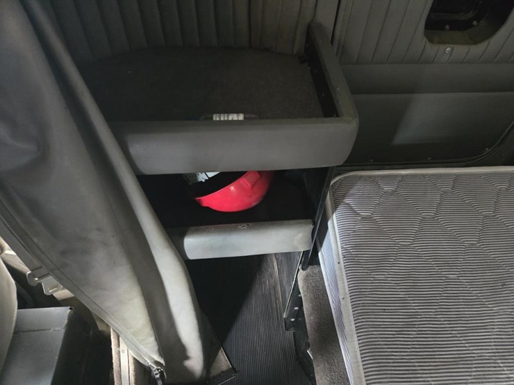 2013-kenworth-t660-image-46