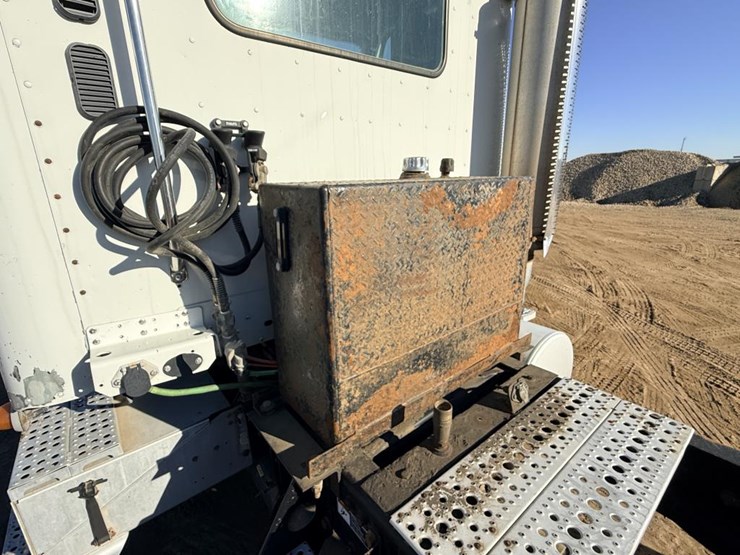 2007-freightliner-columbia-120-image-36