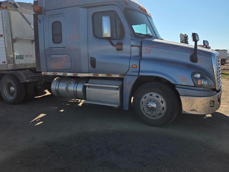 2016-freightliner-cascadia-125-image-2