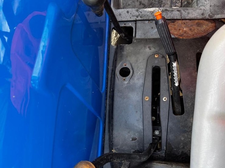 new-holland-tn70a-image-33