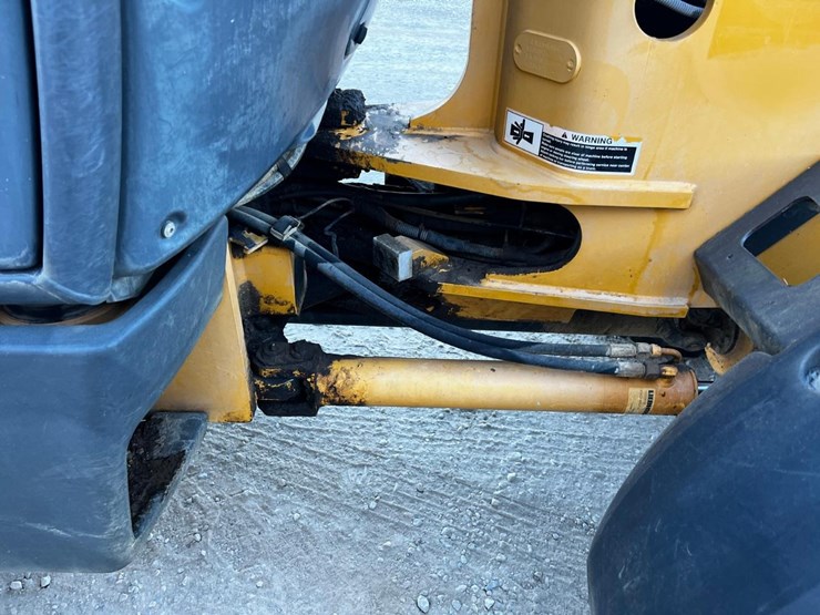 2011-deere-204k-image-19