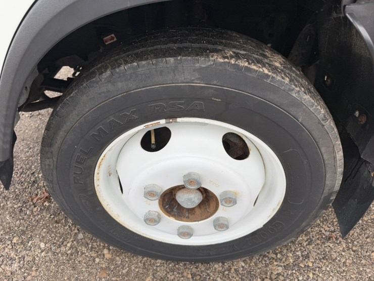 2023-isuzu-npr-image-6