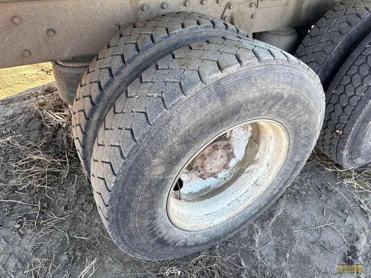 1988-peterbilt-377-image-12