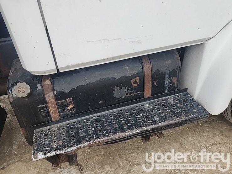 2001-freightliner-fl60-image-27