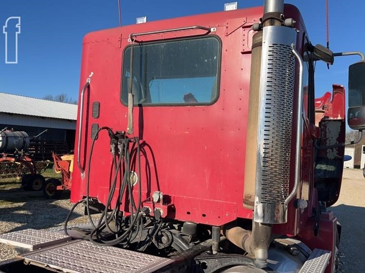 2004-freightliner-columbia-120-image-29