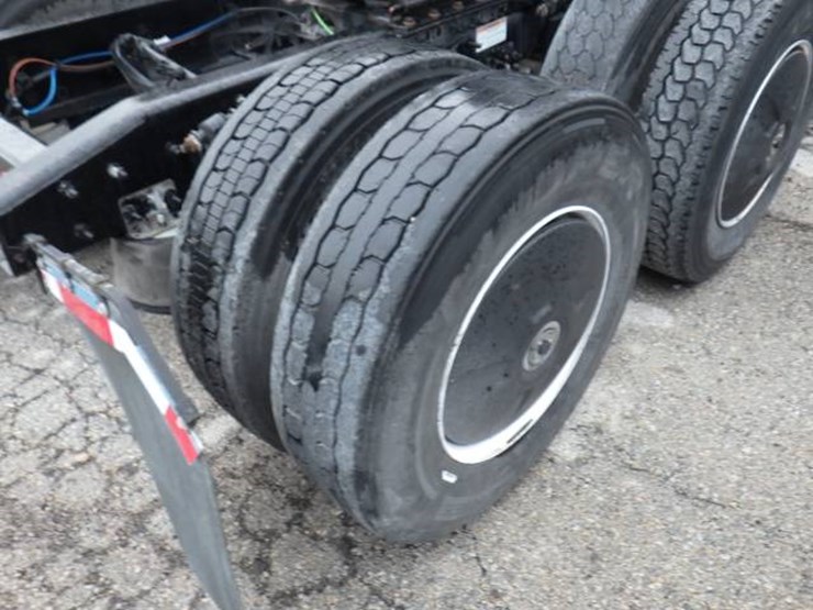 2019-freightliner-cascadia-125-image-16