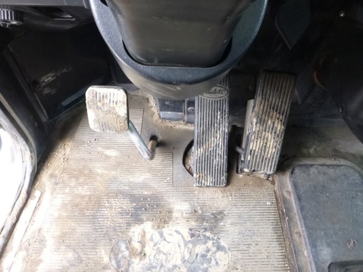 peterbilt-330-image-10