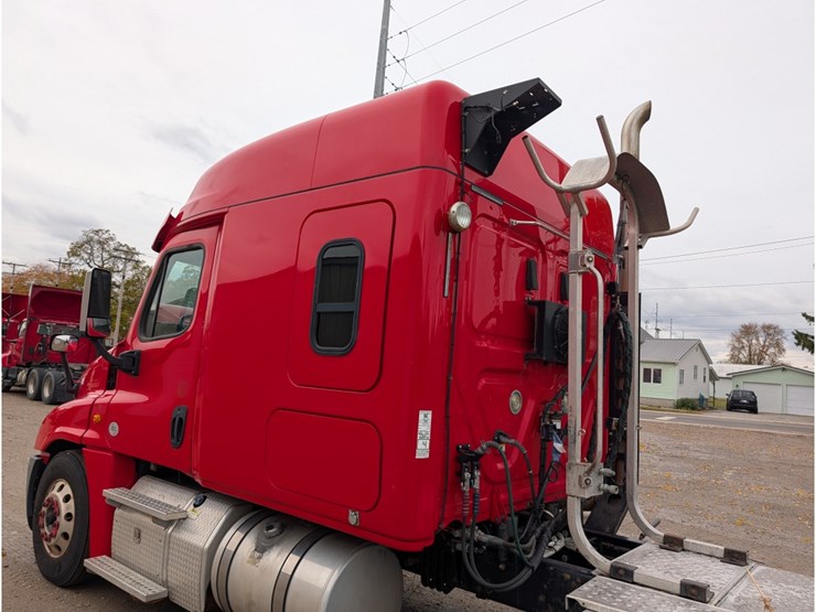 freightliner-cascadia-125-image-15