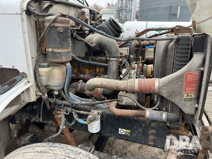 2001-peterbilt-330-image-58