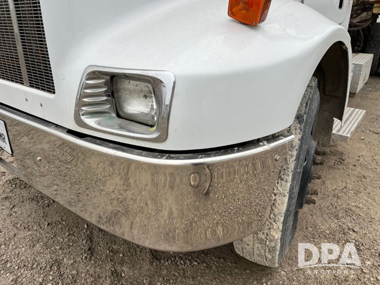 2001-peterbilt-330-image-16