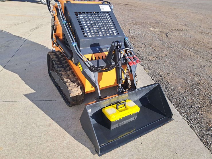 2025-landhero-mini-stand-on-skid-loader-image-10