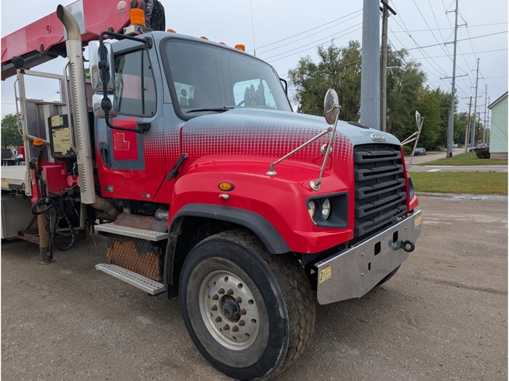 2015-freightliner-114sd-image-3