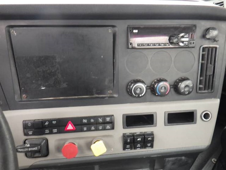 2018-freightliner-cascadia-126-image-19