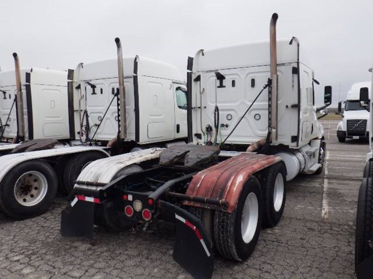 freightliner-cascadia-126-image-11