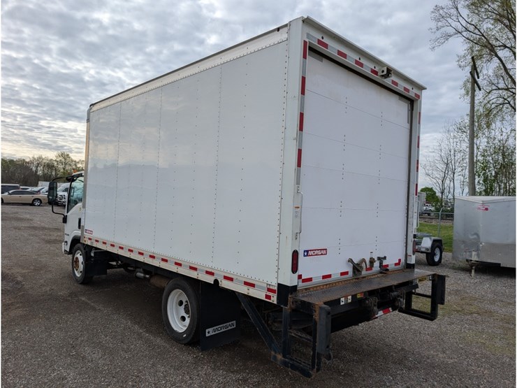 2019-isuzu-npr-image-11