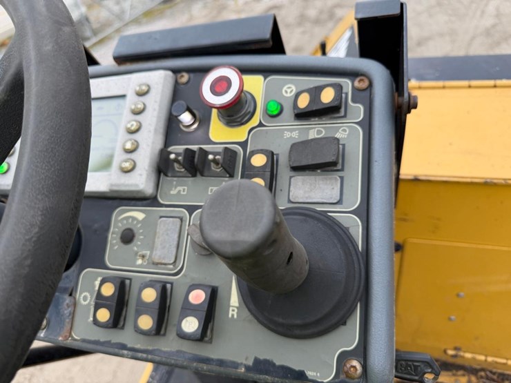 2015-caterpillar-ap-555e-image-22