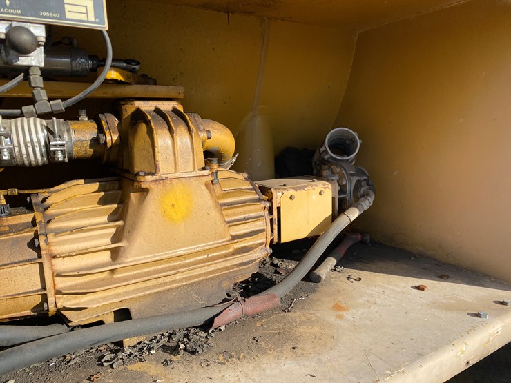 #1300-•-ag-gator-2004-injector-applicator-(colfax,-wi)-image-46