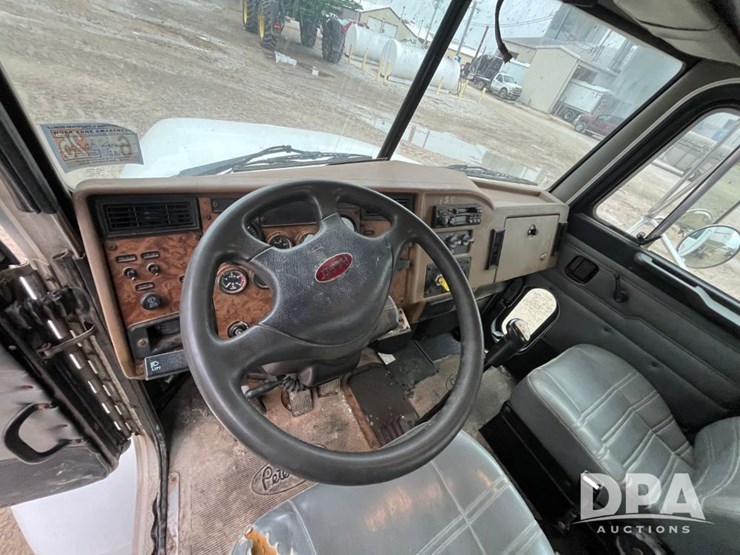 2001-peterbilt-330-image-46