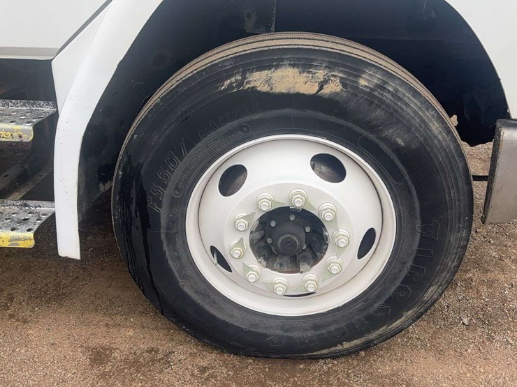 1999-freightliner-fl70-image-10