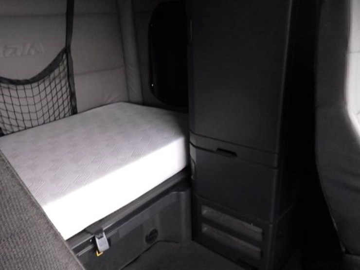 2020-freightliner-cascadia-126-image-4