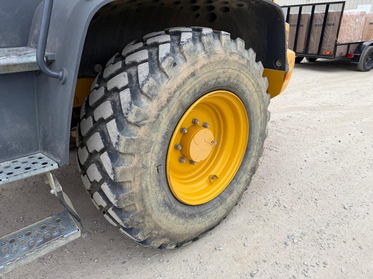 2020-deere-344l-image-16