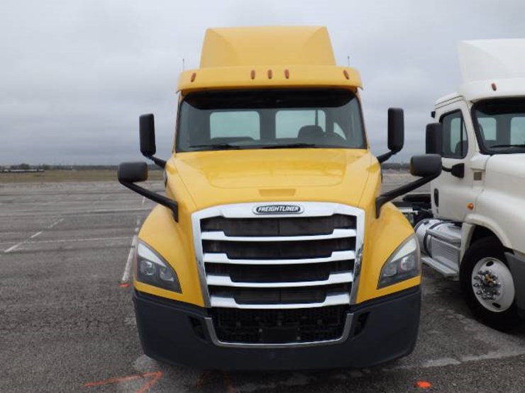 2019-freightliner-cascadia-126-image-2