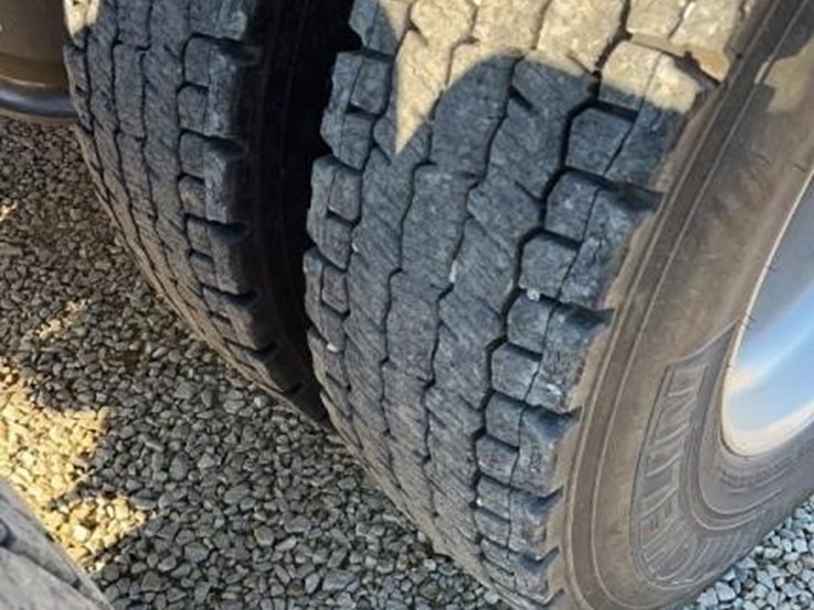 2004-freightliner-columbia-120-image-27