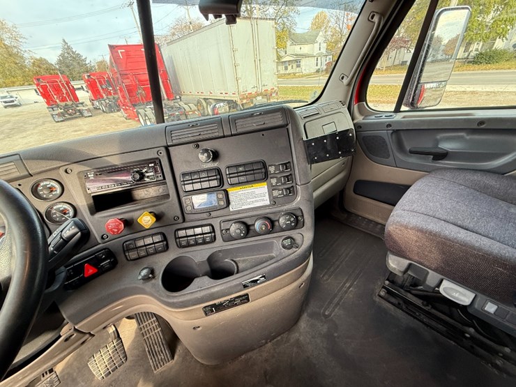 2019-freightliner-cascadia-125-image-21