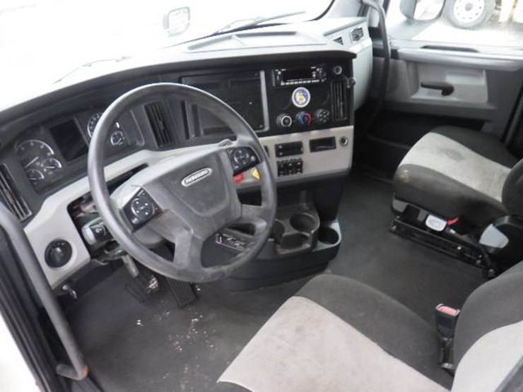 2022-freightliner-cascadia-126-image-19