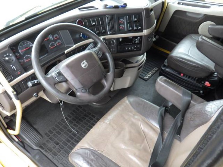 2017-volvo-vnl780-image-15