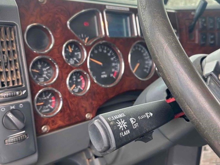 2017-mack-granite-gu713-image-25