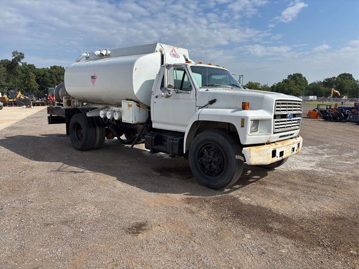 1992-ford-f700-image-2