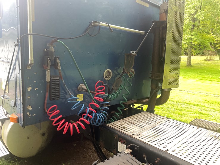 #210-•-2009-international-eagle-semi-tractor-(fall-creek,-wi)-(has-wi-title)-image-13