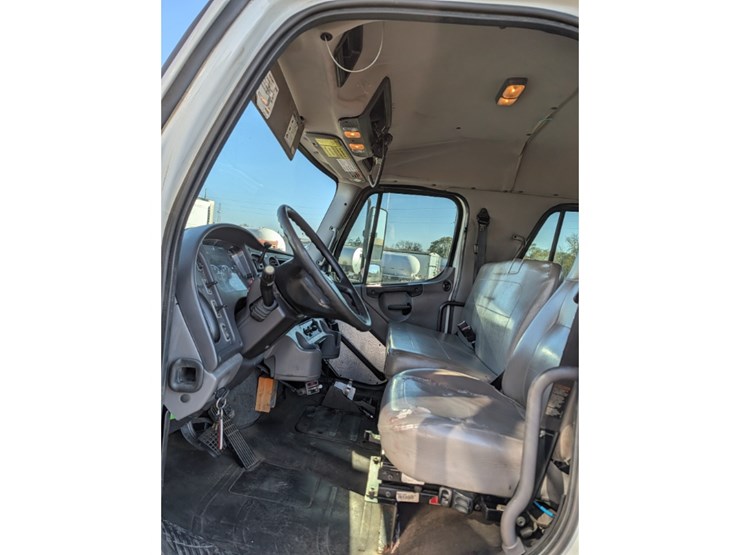 freightliner-108sd-image-30