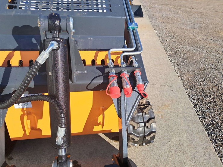 2025-landhero-mini-stand-on-skid-loader-image-11