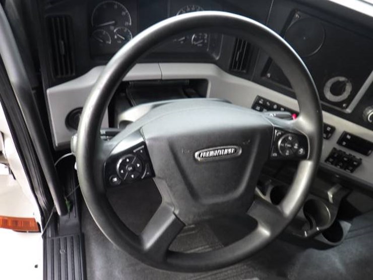 freightliner-cascadia-126-image-19