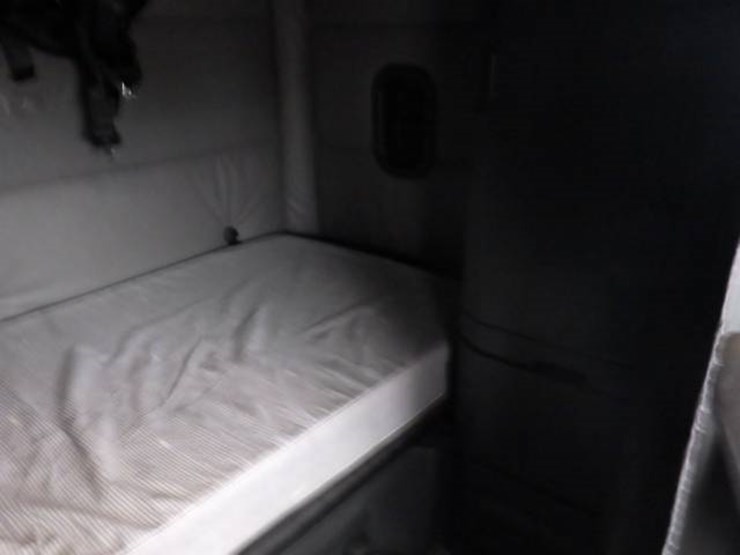 2022-freightliner-cascadia-126-image-7