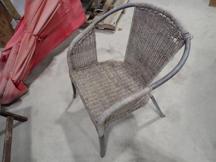 qty-of-(2)-wooden-folding-chairs-image-4