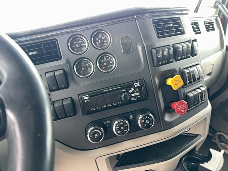 2020-peterbilt-579-image-16