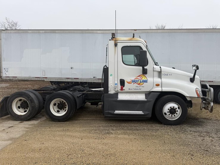 #1175-•-2016-freightliner-cascadia-day-cab-truck-tractor-image-8