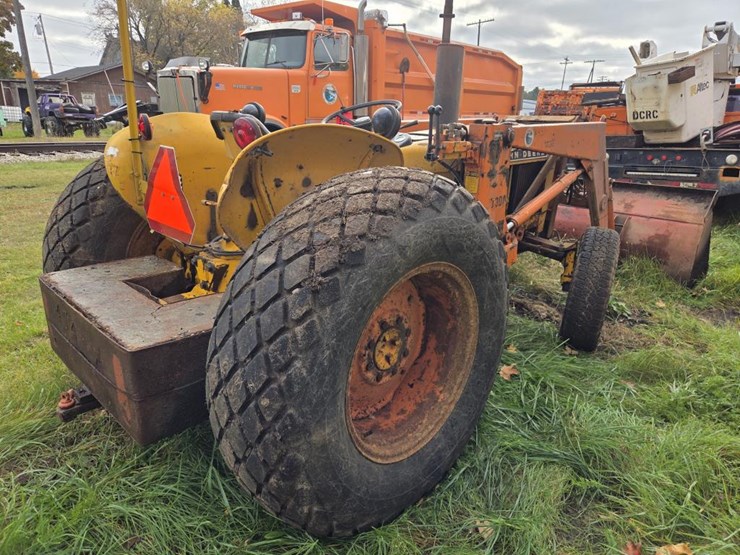 john-deere-300-image-5