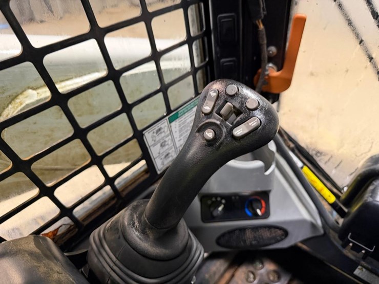 2022-bobcat-t740-image-27