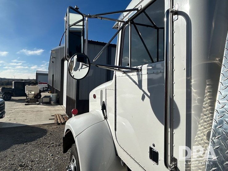 peterbilt-330-image-19