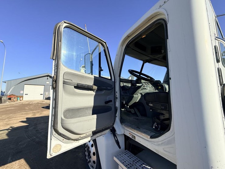 2007-freightliner-columbia-120-image-55